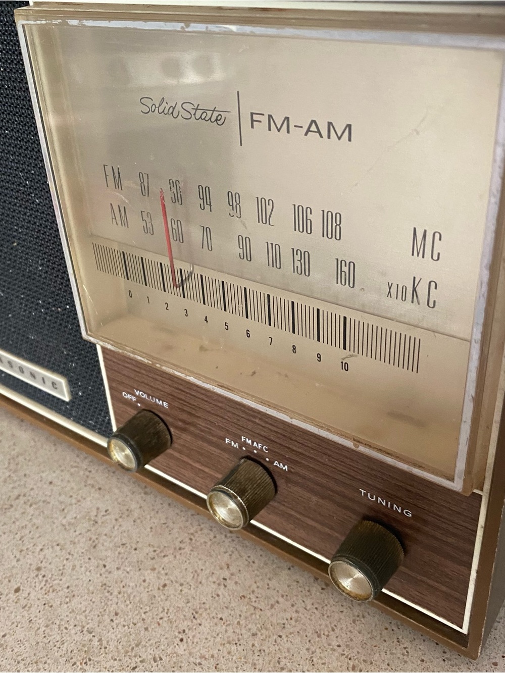 Vintage Panasonic Solid-State FM/AM Radio - Picture 6 of 7